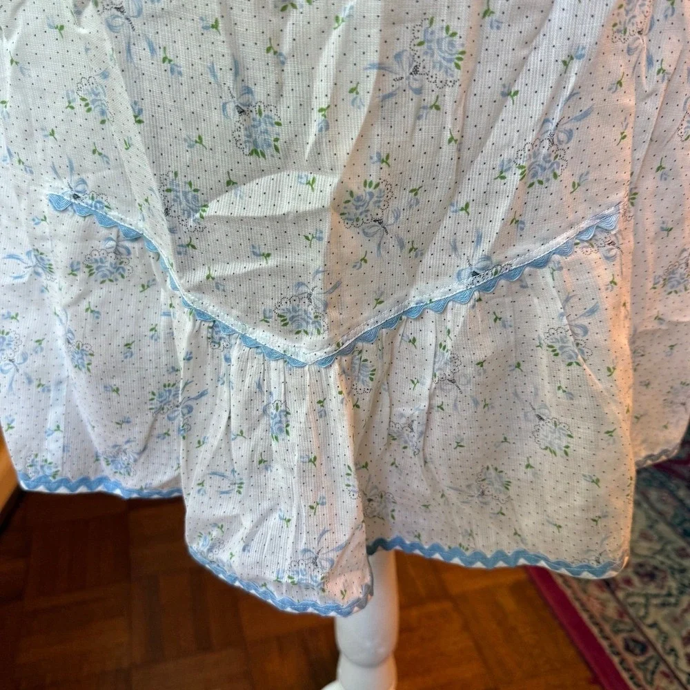 Vtg half apron light blue floral pattern side pocket ruffled hem rick-rack trim